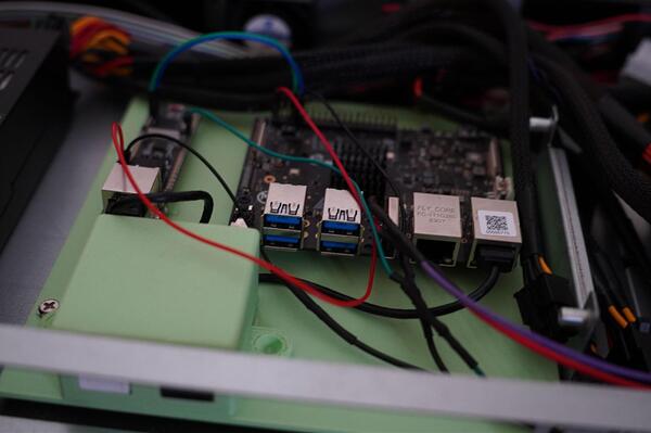 Everything is mounted and connected on the ITX plastic board